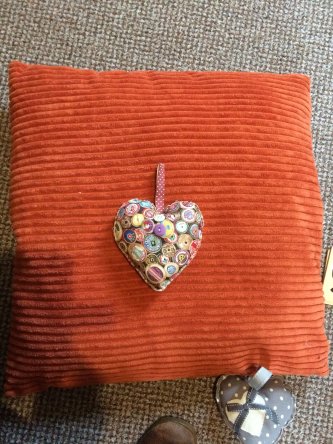 Heart shaped door hanger - Buttons
